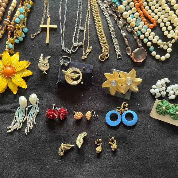 Vintage 51 Piece Bag of Jewelry “Bag A” - Picture 7 of 7